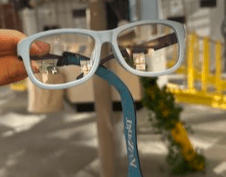 メガネショップの店員